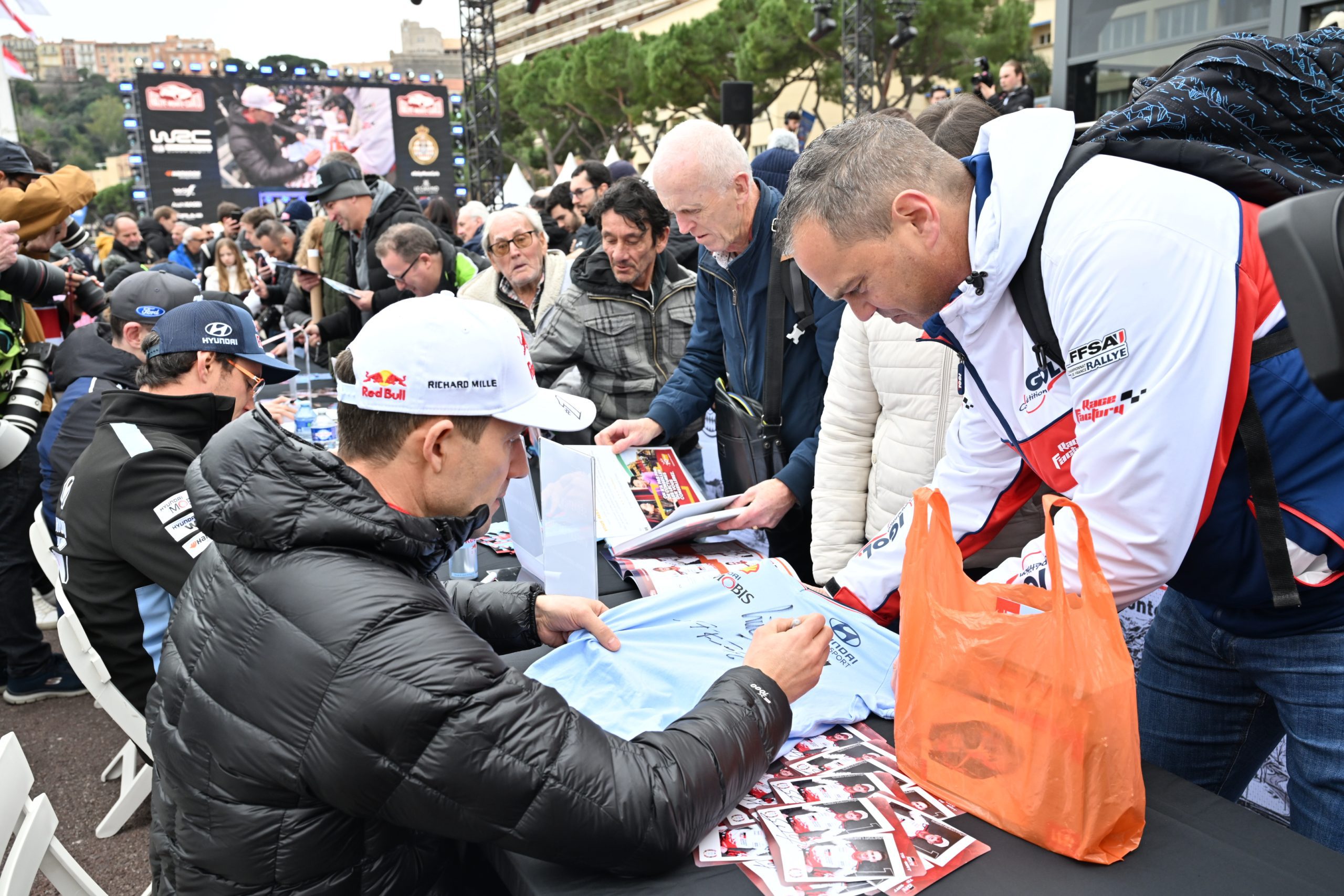 Autograph signing for P1 drivers - Automobile Club de Monaco